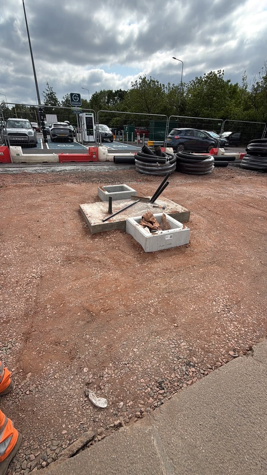 Draw pits and duct chambers set to level along the route